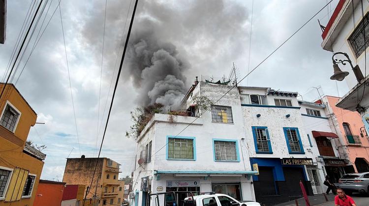 Desalojan locales y viviendas tras fuerte incendio en calles del Centro de Cuernavaca