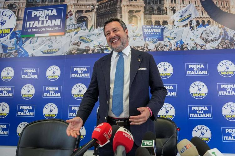 Patrioti in piazza Duomo. Votato l'odg bavaglio con la "stampella" di Fi