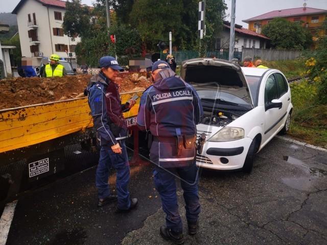 valperga auto contro treno