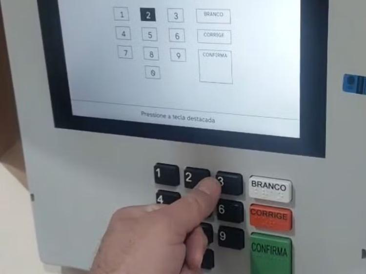 Eleitor é flagrado colando teclas 1 e 3 de urna eletrônica em cidade no interior de MS; VÍDEO