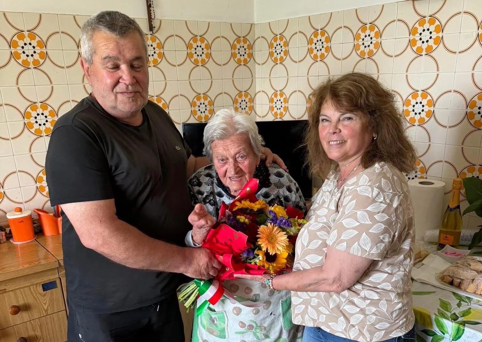Futani in festa per zia Nicolina: la comunità celebra i suoi 103 anni