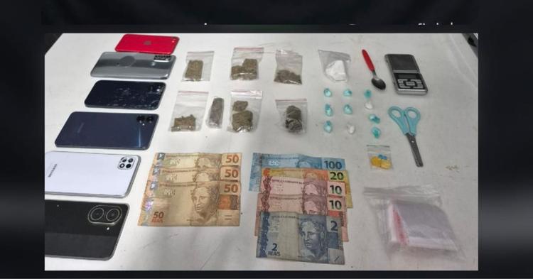 Polícia apreende drogas e prende três pessoas em residência de Itajaí