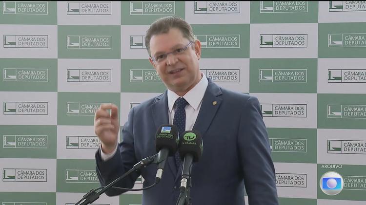 PF investiga origem de quase R$ 500 mil encontrados em apartamento usado por Sóstenes Cavalcante, líder do PL na Câmara