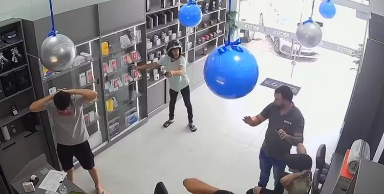Imagens de câmeras de segurança mostram assalto em loja de eletrônicos no Sertão da Paraíba; VÍDEO