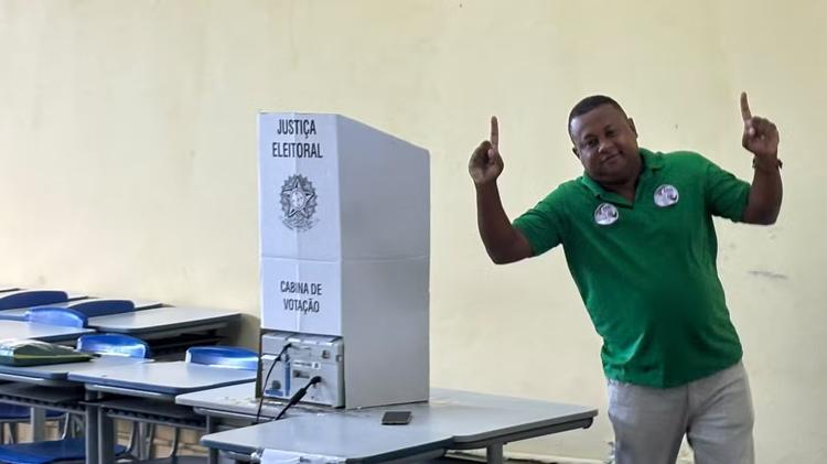 Ariel Capistrano (DC) vota em Salvador