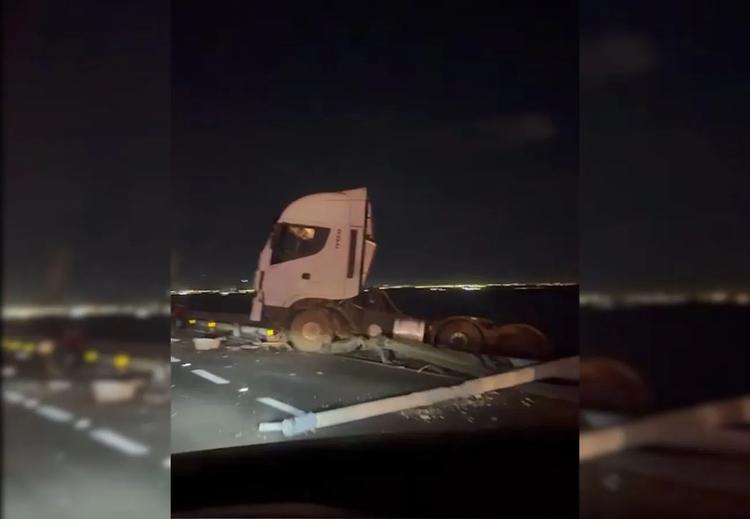 Caminhão derruba poste e grade de proteção e quase desce ribanceira no lago de Palmas