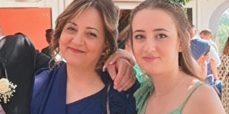 Mamma e figlia avvelenate dalla ricina: sequestrato il cellullare della figlia maggiore: si indaga su chat e ricerche web. Sentiti gli amici delle sorelle