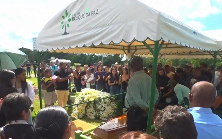 Familiares se despedem de homem que morreu ao ser atingido por espada junina na Bahia: 'Tinha um coração grandioso', lamenta tia