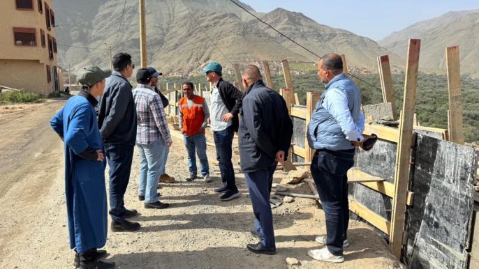 عامل إقليم شيشاوة يتفقد مشاريع تأهيل مؤسسات تعليمية وبنيات طرقية بعدد من الجماعات القروية
