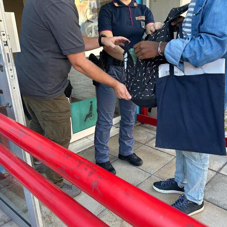 Controlli e metal detector per entrare in una scuola a Roma dopo la segnalazione della pre...