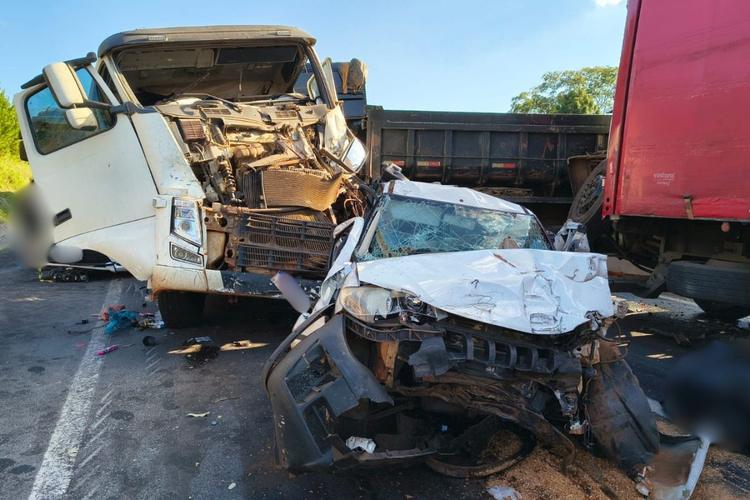 Batida envolvendo dois carros, um caminhão e uma carreta mata uma pessoa e deixa outra ferida na BR-376, no Paraná