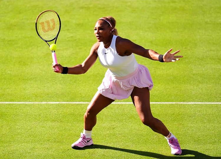 La blessure de sa partenaire stoppe net le retour de Serena Williams au Queen’s