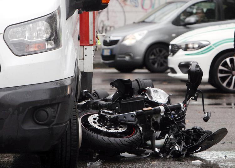 Scontro Suv-scooter, oggi l’interrogatorio del conducente arrestato. Ieri fiaccolata dei compagni di classe di Gabriele