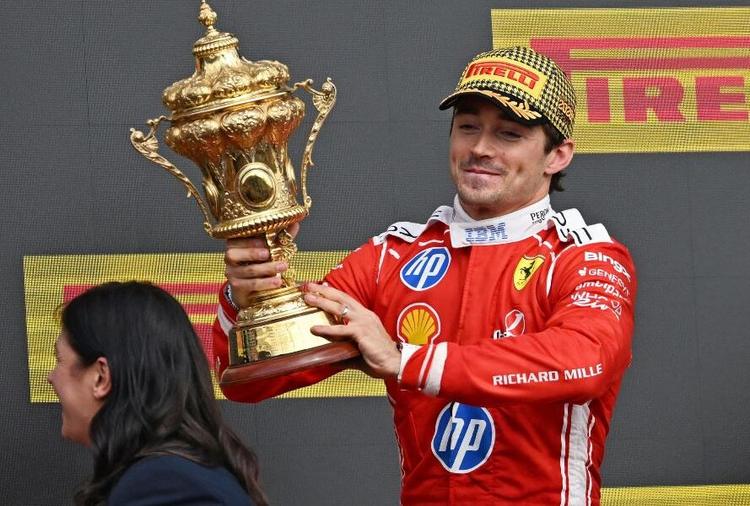 Leclerc e la Ferrari trionfano a Silverstone! Vittoria davanti a Russell e Hamilton. Antonelli sfortunato (è 16°)