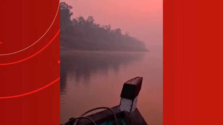Vídeo mostra rio encoberto por fumaça e céu avermelhado no interior do AM