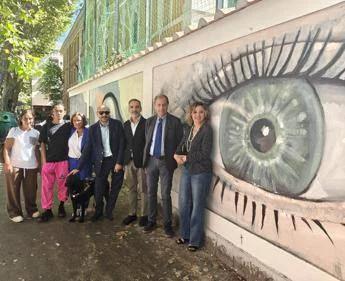 'Così bello che… lo vede anche un cieco', a Roma un murale in rilievo per permetterne la visione anche a ciechi e ipovedenti