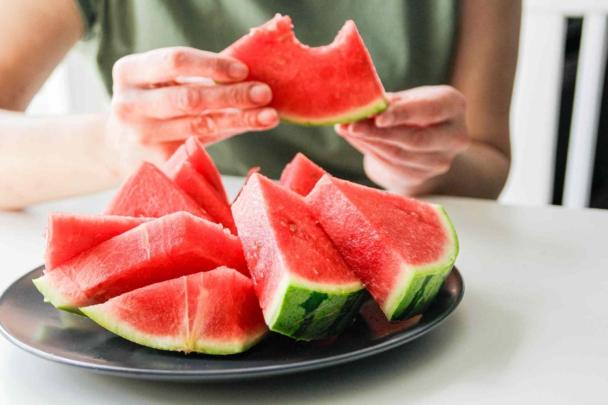 عواقب تناول البطيخ الأحمر مع الخبز