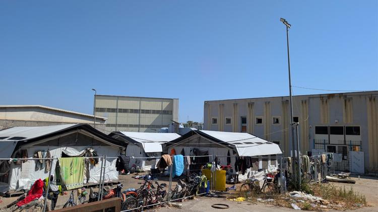 Brindisi, completato trasferimento migranti da Centro via Provinciale San Vito a struttura provvisoria Strada per Pandi
