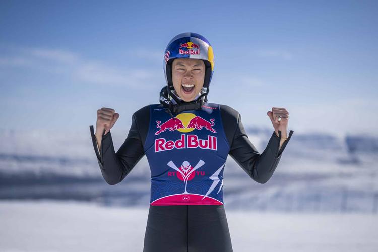 Saut à ski : l’album photo et la vidéo de l’incroyable record du monde de Ryoyu Kobayashi à 291 mètres