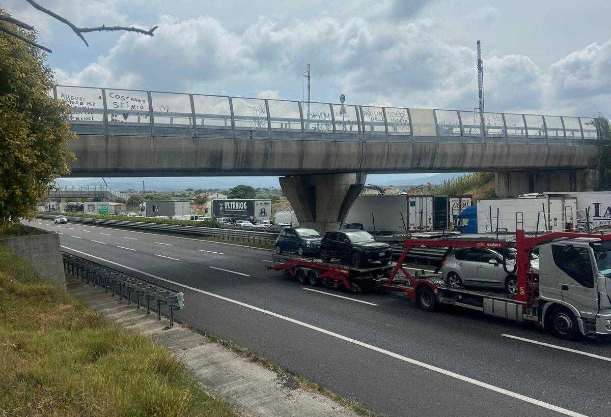 Camion ribaltato tra Eboli e Campagna: traffico in tilt e un ferito grave