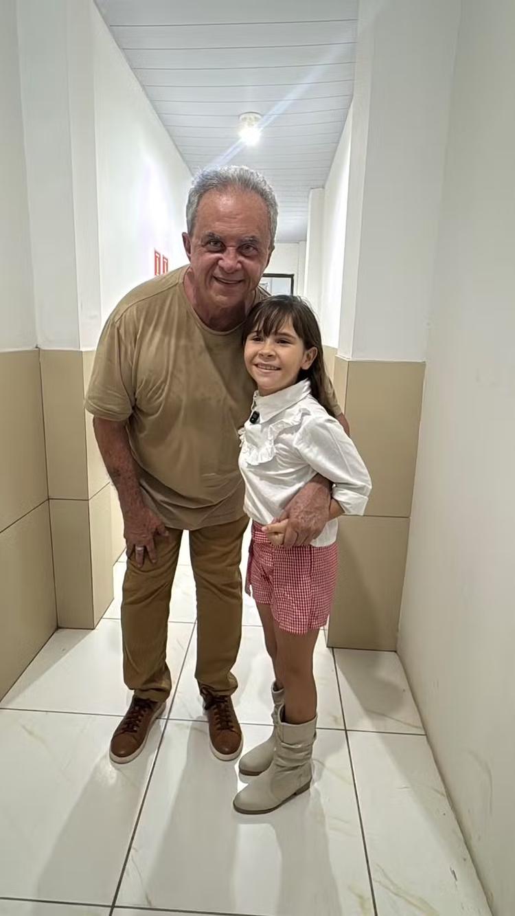 Após viralizar cantando Marisa Monte, menina de 8 anos emociona Flávio José ao cantar forró em show em Campina Grande; VÍDEO