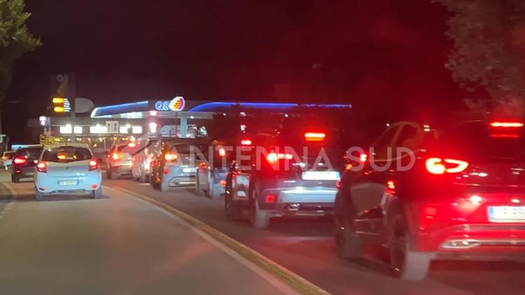 Taranto, lunghe code alle colonnine: poco carburante
