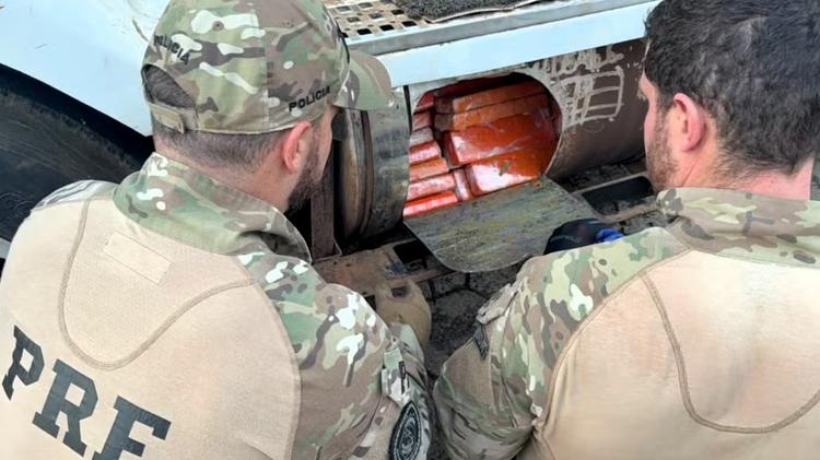 Cão farejador descobre 581 quilos de maconha em tanque de combustível de carreta em SC