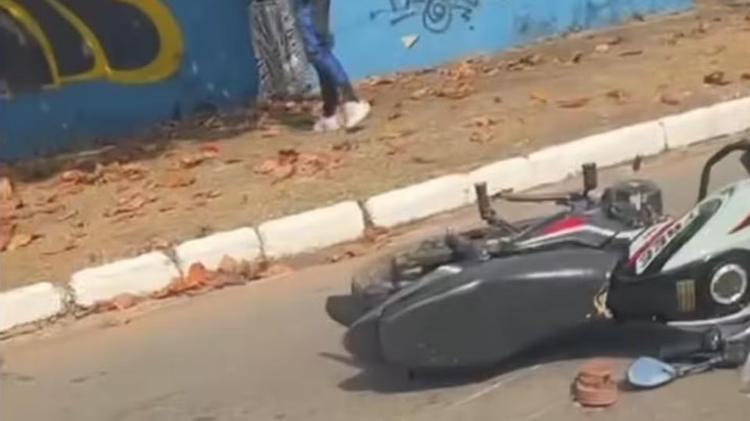 Jovem morre em grave acidente entre motocicleta e caminhão-cegonha em São Luís
