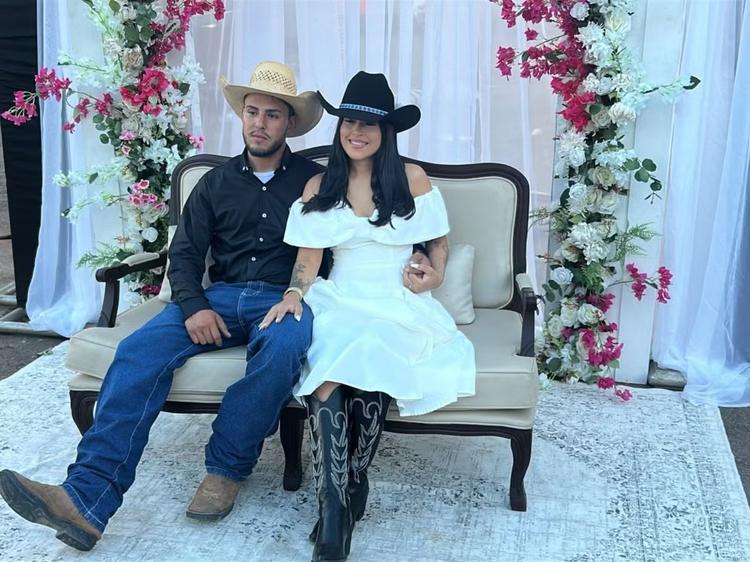 Com direito a bota e chapéu, noiva usa look cowgirl durante casamento coletivo no Acre