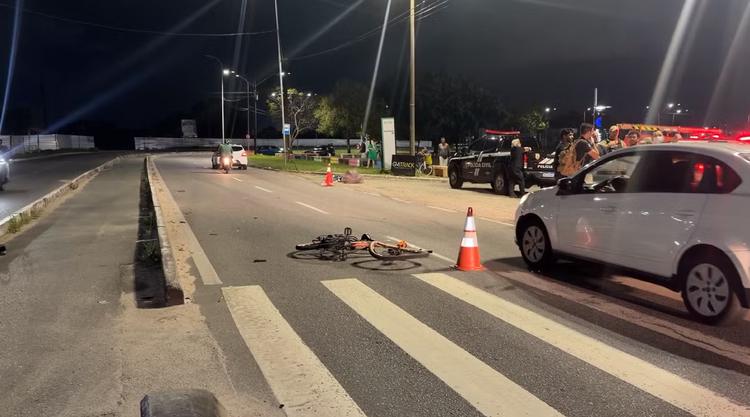 Ciclista morre após ser atropelado enquanto tentava atravessar via na faixa de pedestres, em João Pessoa