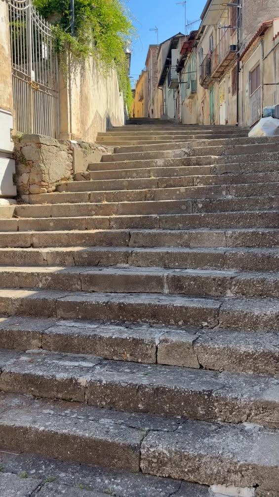 LA SCALINATA DI VIA POLISTENA VECCHIA 19 giugno 2026 ore 9.30 Questa mattina sono in vena di fare video… perché le bugie...