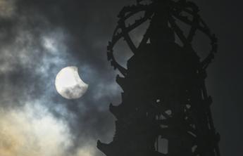 Eclissi solare, attenzione agli occhi: "Per guardarla gli occhiali da sole non bastano"