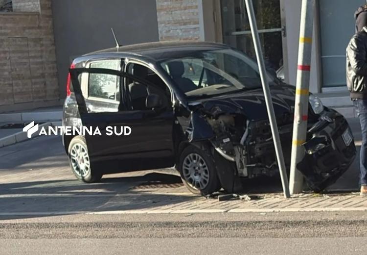 Melfi, auto si schianta in viale Aldo Moro: possibile malore alla guida
