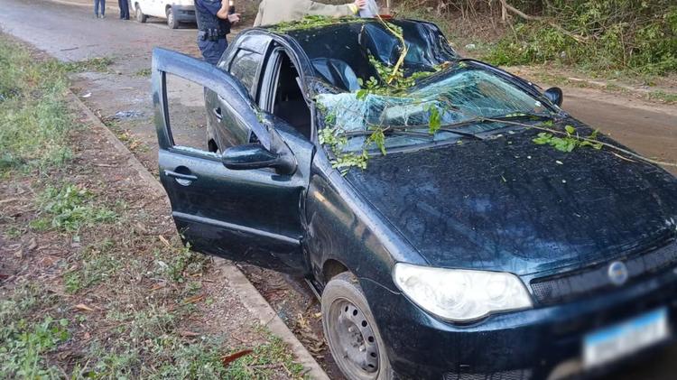Rajadas de vento de mais de 100 km/h deixam mortos e feridos e provocam queda de árvores e destelhamentos na região de Itapetininga