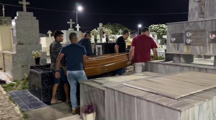 Corpo de idosa encontrada em casa em João Pessoa após pelo menos um ano é sepultado, na PB