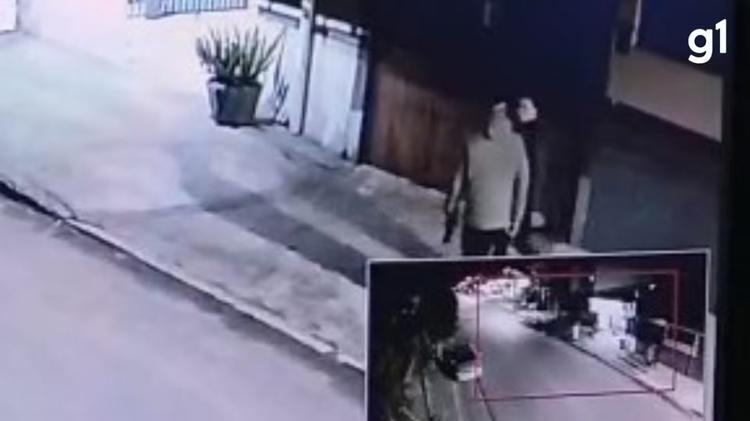 VÍDEO: câmera de segurança flagra homem dando garrafada na cabeça da companheira grávida