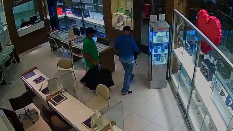 VÍDEO mostra dupla com boné e barba falsa durante assalto a joalheria em shopping de Porto Alegre; 4 já foram presos