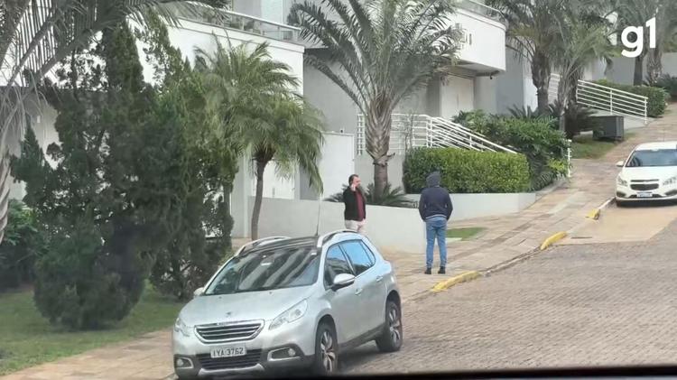 Assessor de Câmara foge após ser flagrado vendendo imóveis durante expediente no RS; VÍDEO