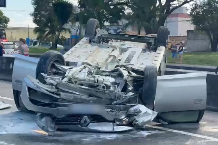 Vídeo: Carro capota na Via Dutra e deixa mulher ferida em São José dos Campos