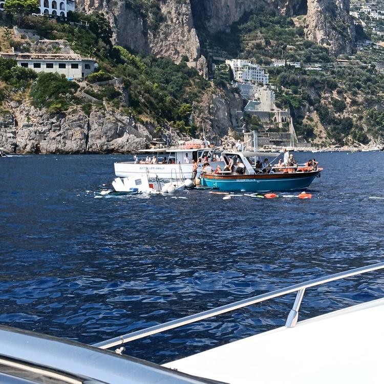 Scontro in mare tra due gozzi ad Amalfi, uno affonda. Gli equipaggi messi in salvo