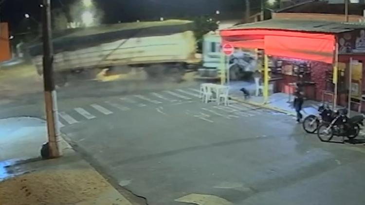 VÍDEO: Carreta desgovernada atinge lanchonete no interior de MG