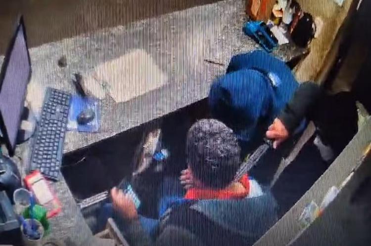 VÍDEO: bandidos rendem frentista com faca no pescoço durante assalto a posto de combustíveis no interior de SP