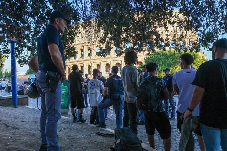 Blitz "anti-maranza" al Colosseo: 10 persone arrestate, 9 denunciate e 350 identificate. Meloni: "Lo Stato c'è"