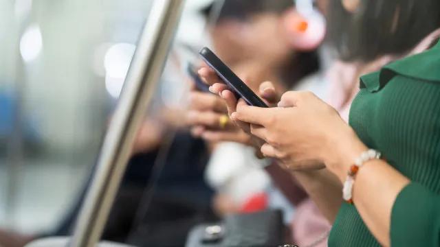 "Irrita": Reino Unido multará quem ouve música sem fones nos transportes