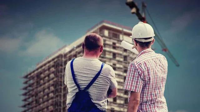 Guerra no Irã pressiona custos da construção civil no Brasil
