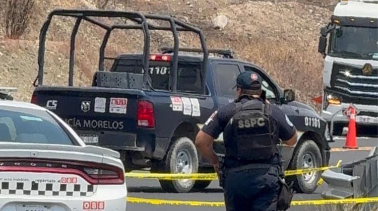 Hallan cuerpo embolsado con narcomensaje en la autopista Siglo XXI de Tlaquiltenango
