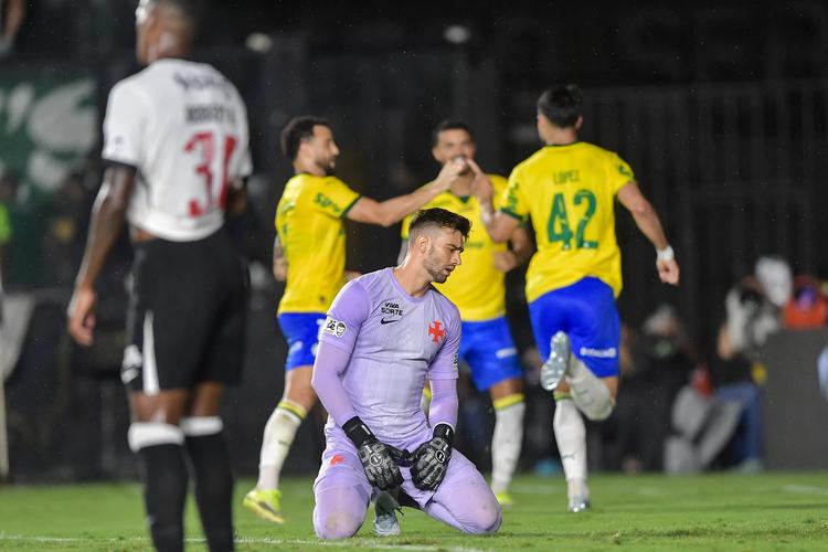 Defesa do Vasco foi vazada em todos os jogos do Brasileirão. Foto: Thiago Ribeiro/AGIF