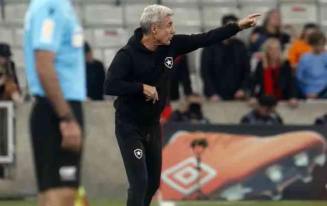 Botafogo: Luís Castro vê 'detalhe' a favor do Athletico-PR em derrota; veja