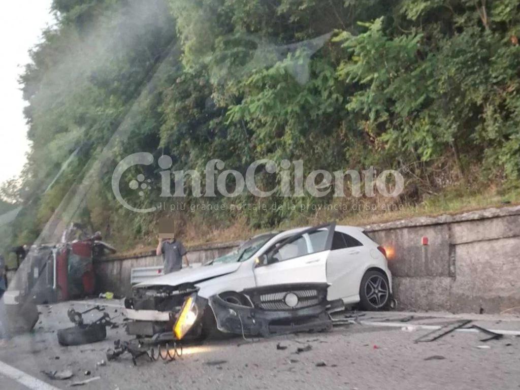Incidente stradale tra Atena Lucana e Brienza: due feriti nell’impatto tra un furgone e una Mercedes