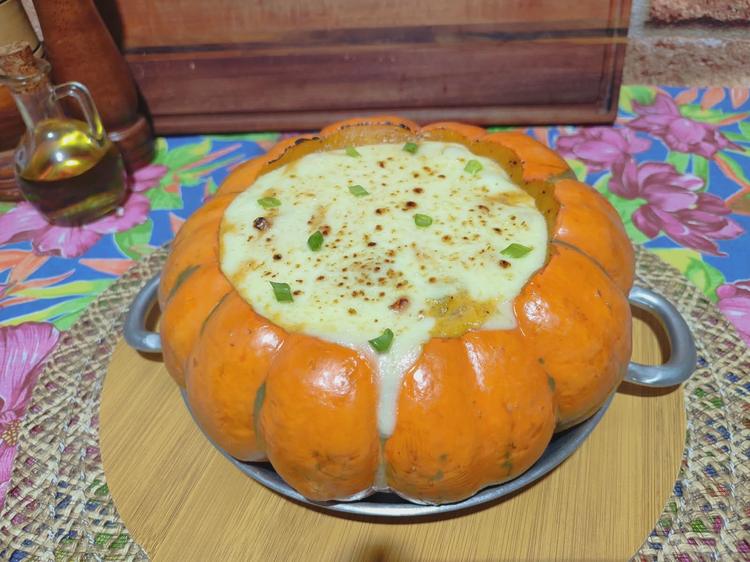 Aprenda a fazer uma receita de frango gratinado no jerimum